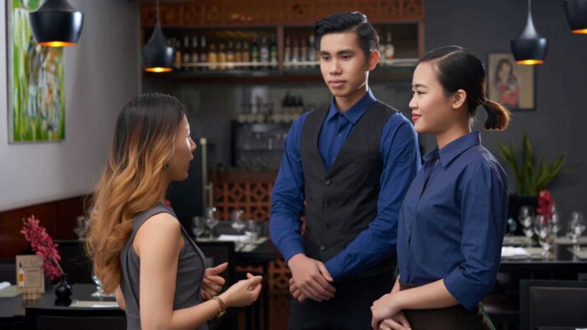 A manager talks to employees, highlighting the role of breathalysers in hospitality training.