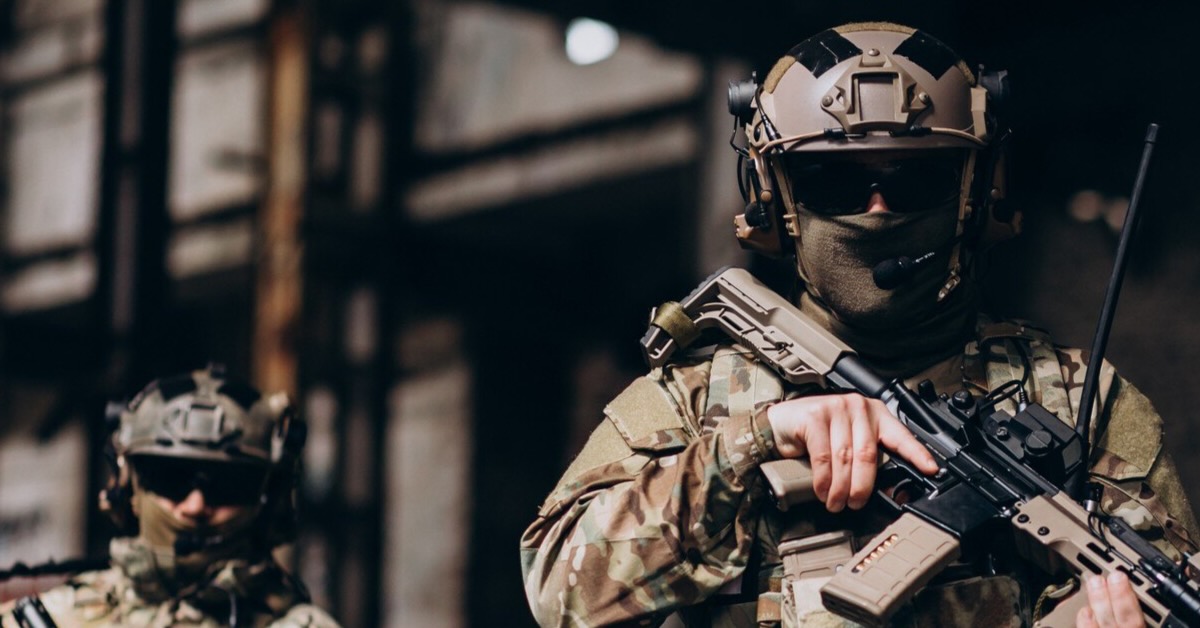Soldiers using wearable breathalysers in military fitness